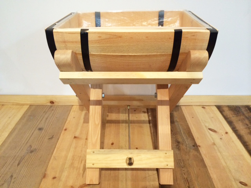 スペイン風鋲打ちアンティーク家具(コーナーキャビネット) News